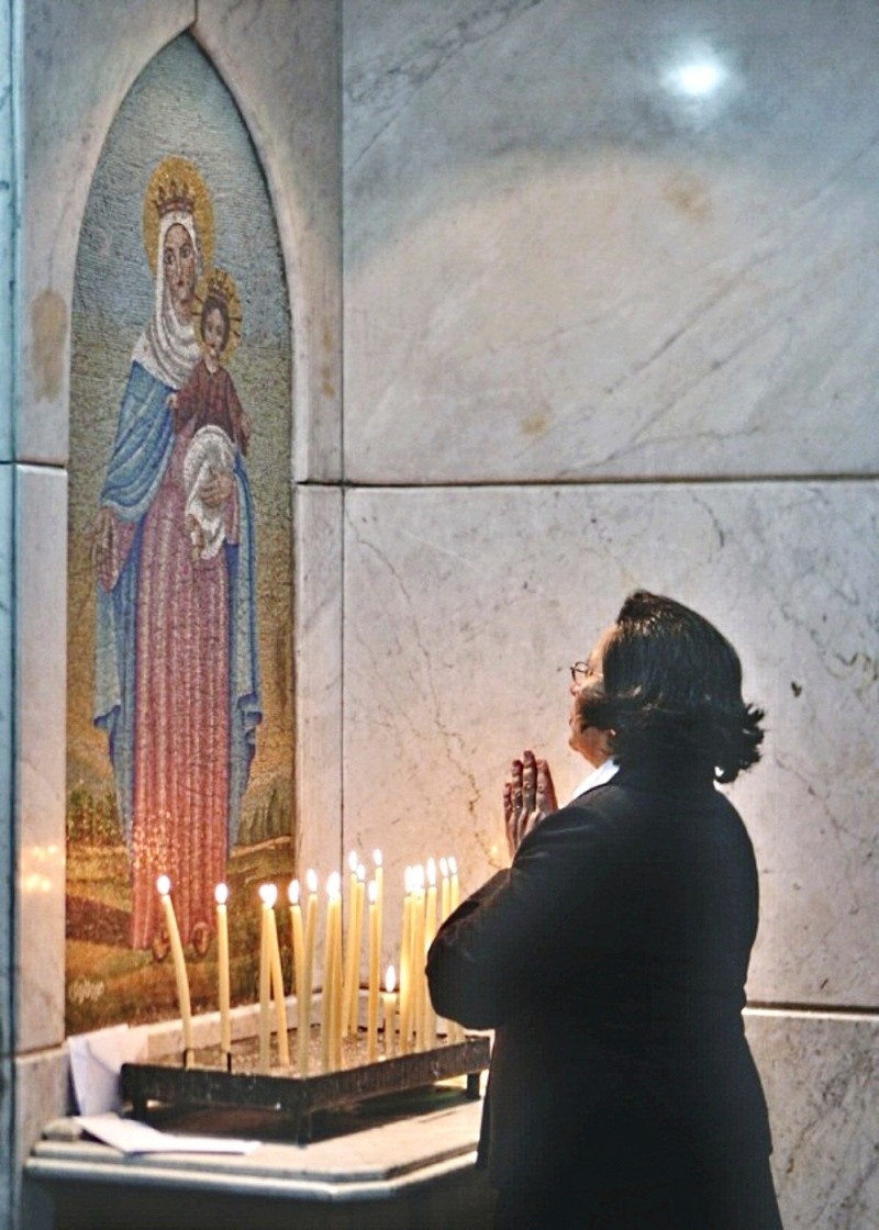00-prayer-in-an-orthodox-church-in-cairo-orthodox-woman.jpg